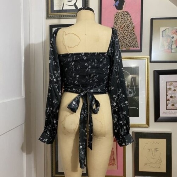 NWT Urban Outfitters black white floral print crop balloon sleeve blouse sz Med - Picture 3 of 6